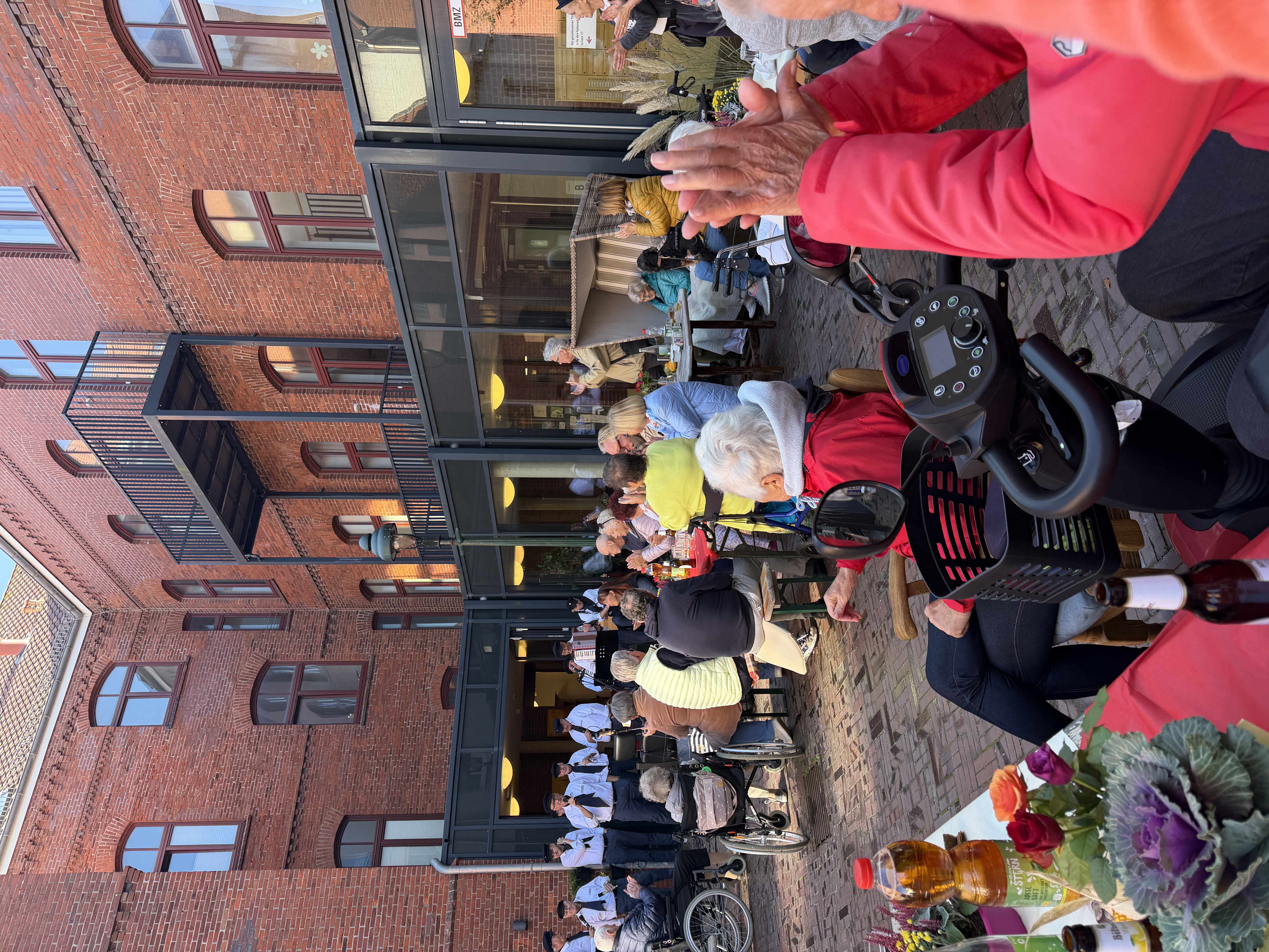 Erntedankfest im Innenhof der Marienresidenz mit den Döntje Singers